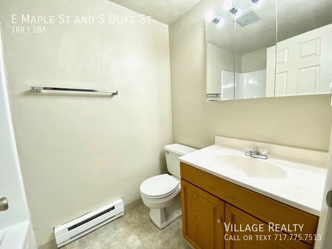 Building Photo - 461 E Maple St