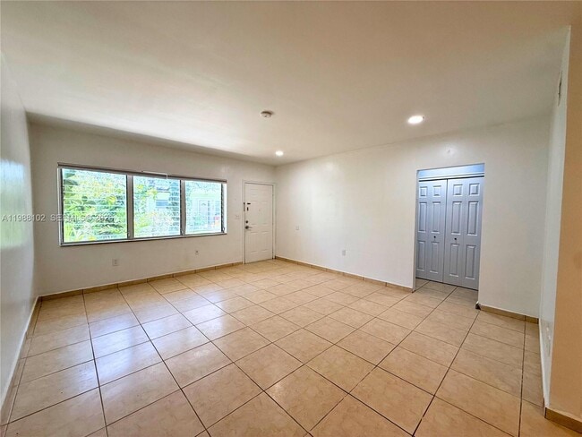 Building Photo - 1176 Marseille Dr