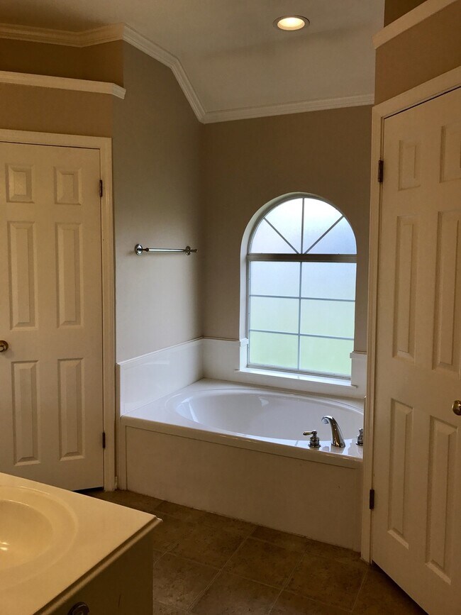 Building Photo - Beautiful home in Golden Meadows