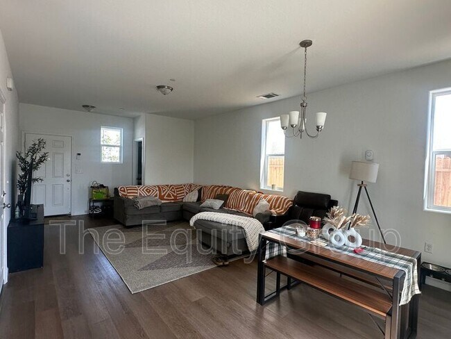 Building Photo - 1087 Buena Vis Ln