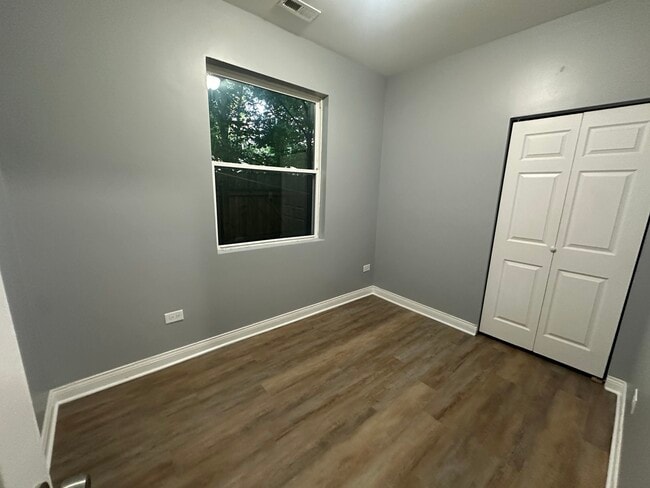 Building Photo - 1523 S Karlov Ave