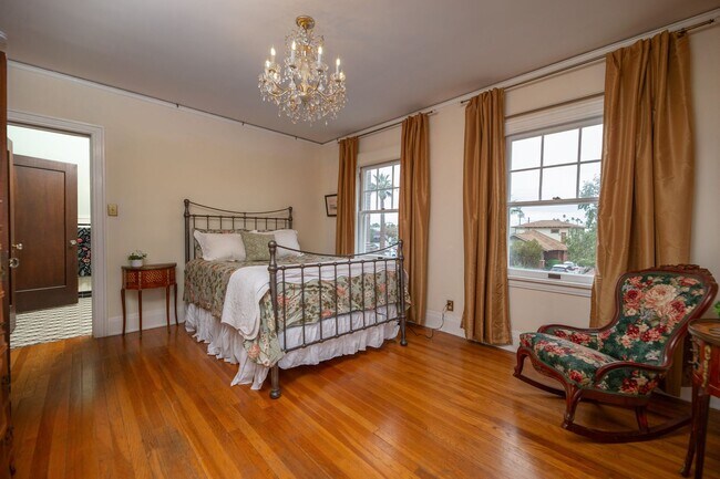 Building Photo - WONDERFUL HISTORIC 5 BED 3 BATH PROPERTY WITH CARRIAGE HOUSE