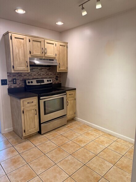 Eat-in Kitchen - 166 Old Brookfield Rd