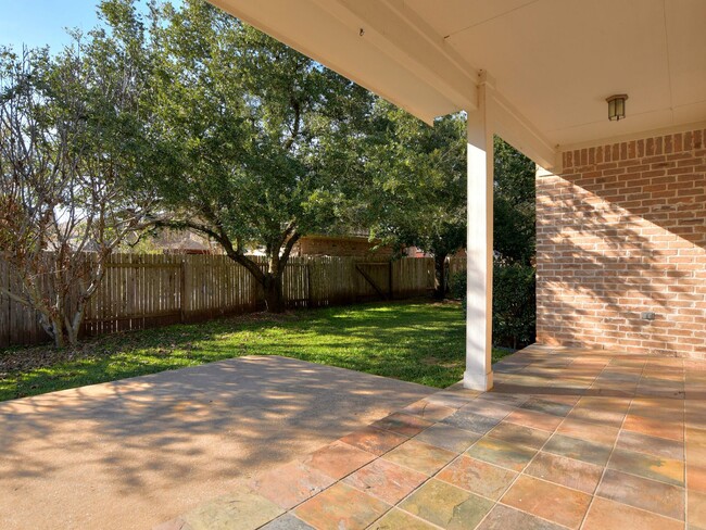 Building Photo - Charming 4 Bedroom