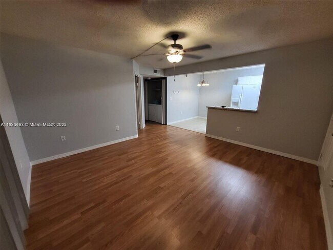 Building Photo - 301 Palm Way