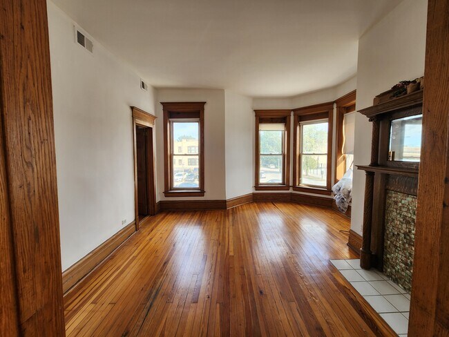 Building Photo - 2404 W Superior St