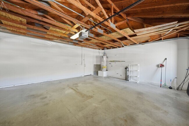 Building Photo - Sparkling Clean 3 Bedroom, 2 Bath Home with a View!