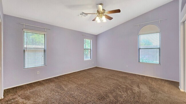 Building Photo - Close to I-10 and shopping in Goodyear!