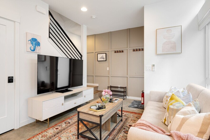 Building Photo - 620D 10th Ave E