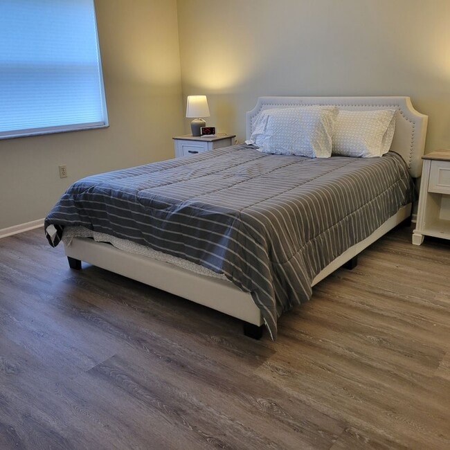 Building Photo - Seasonal/short term 2/2 ground floor condo downtown Sarasota.