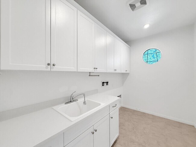 Building Photo - Beautiful 5B/4.5BA Home in Escondido Now A...