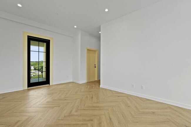 Building Photo - The 912 Building C