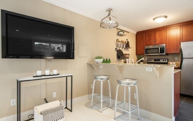 Building Photo - Waterfront Studio Kirkland Available for R...