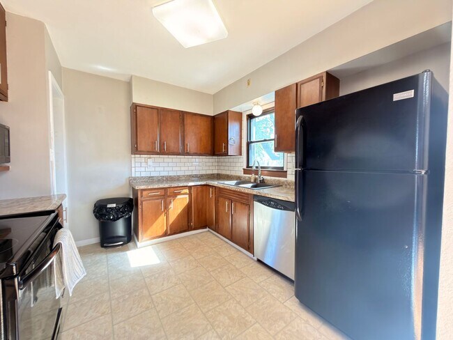 Building Photo - $1,450 | 2 Bedroom 1 Bath Home | Washer & Dryer | Garage
