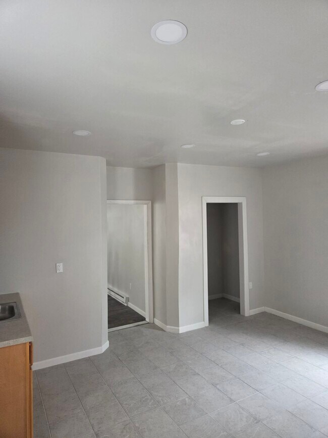 Building Photo - 440 E Cheltenham Ave