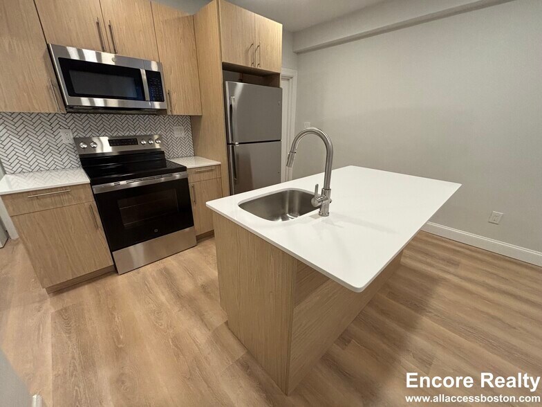 Building Photo - 531 Beacon St