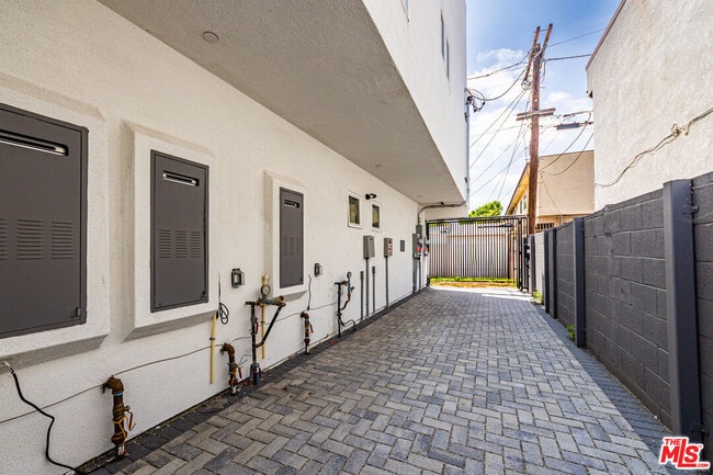 Building Photo - 2057 1/2 S Garth Ave