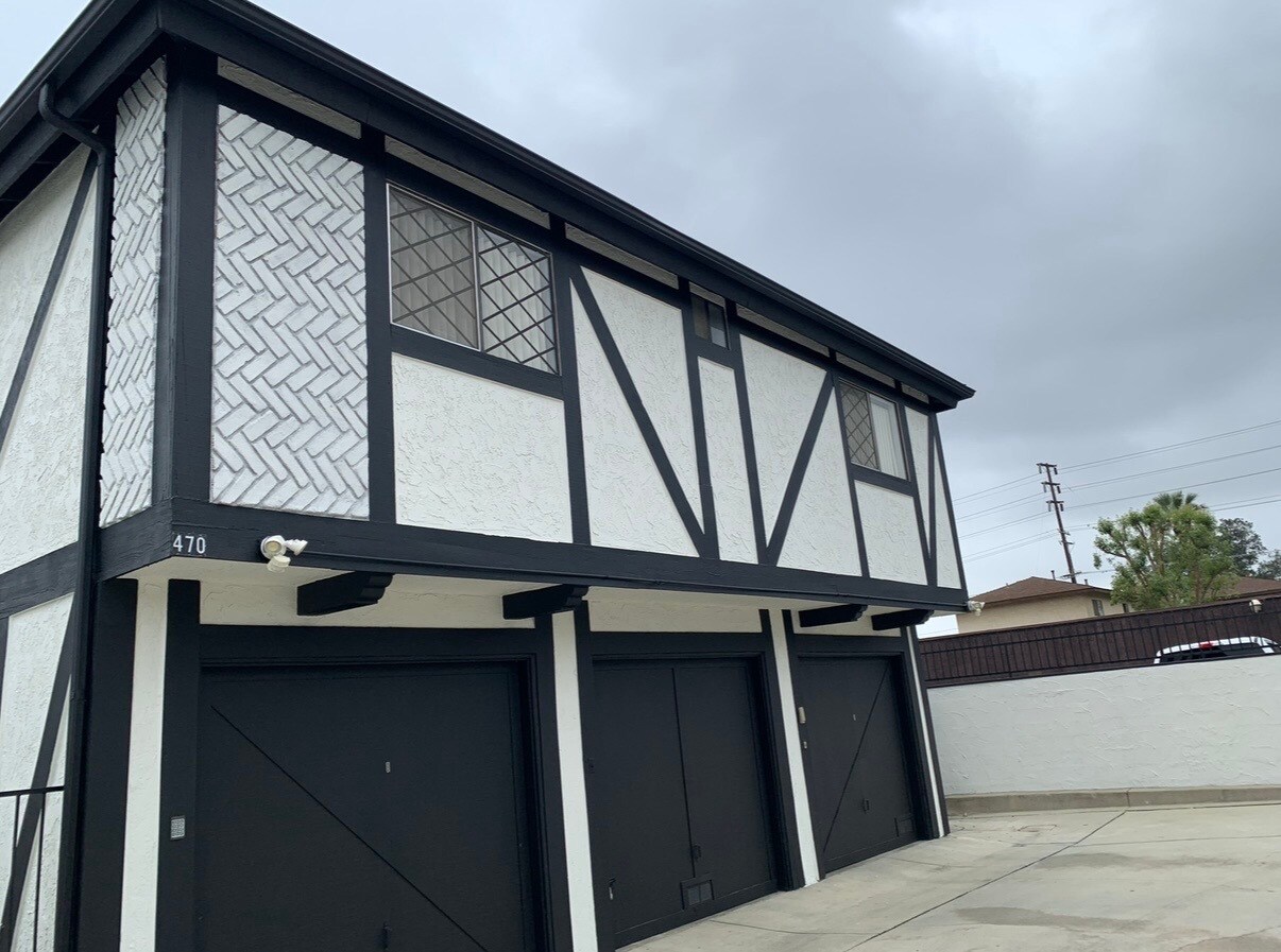 Private garage - 470 E 7th St