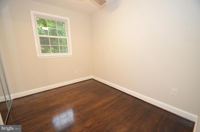 Building Photo - 5200 Kings Park Dr