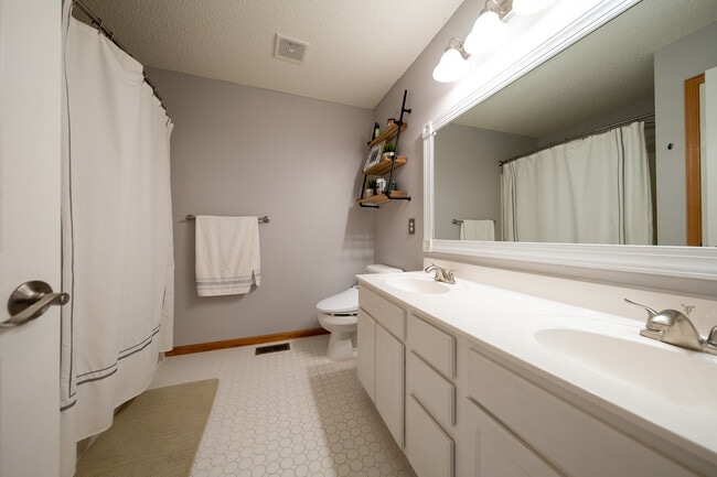 Building Photo - 706 Village Pkwy