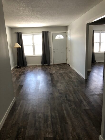 Building Photo - 202 16th Ave N