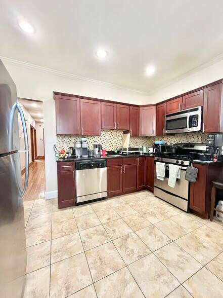 Building Photo - 5 Iroquois St