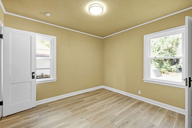 Building Photo - 3BR Cottage with Large Backyard, Garage and a Basement!