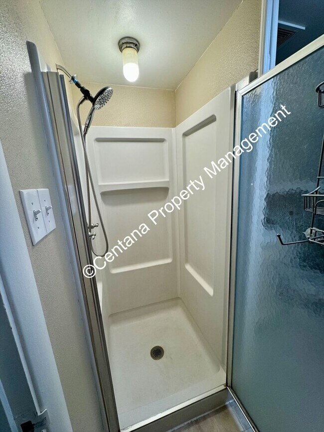 Building Photo - $500 off first months rent on 3 bed 2 bath...