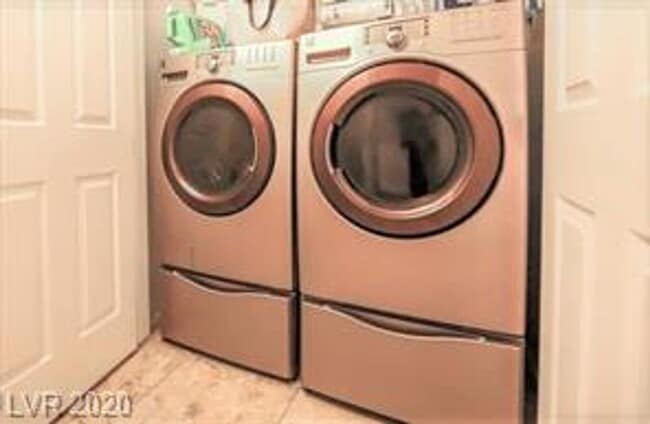 Building Photo - STUNNING 3 BEDROOM, 2 BATHROOM CONDO WITH ...