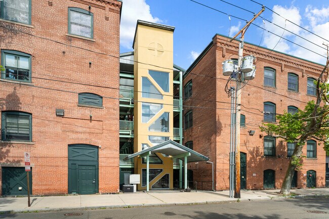 Building Photo - 43 Chestnut St