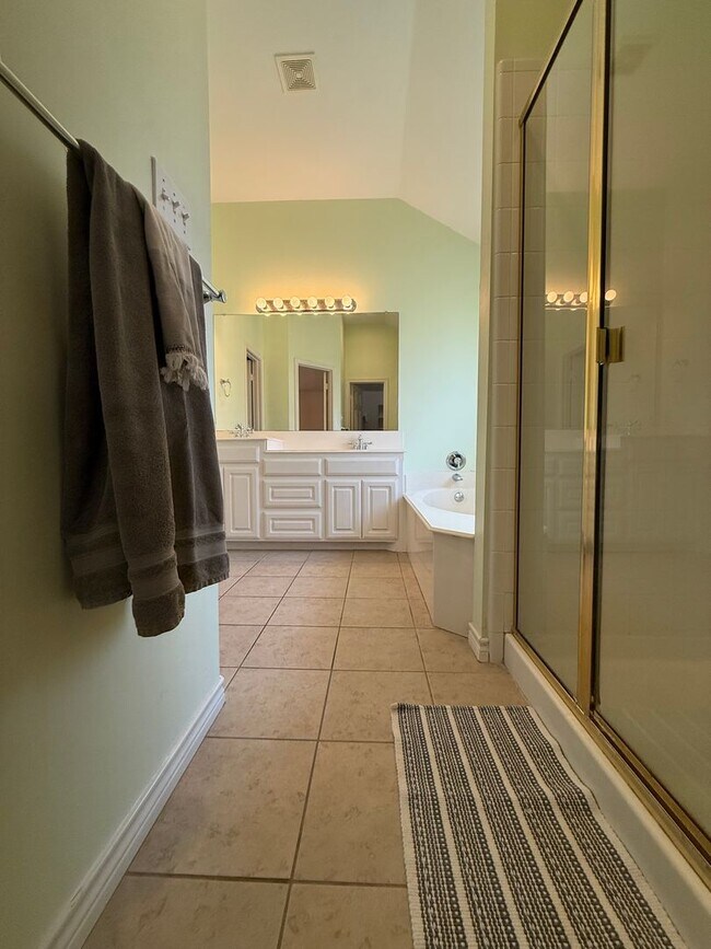 Building Photo - 4/2/2 with Fireplace - Wonderful YARD - Community Pool