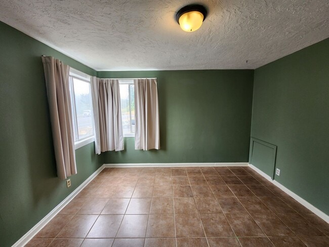 Building Photo - Upstairs Apartment Above Holly Market
