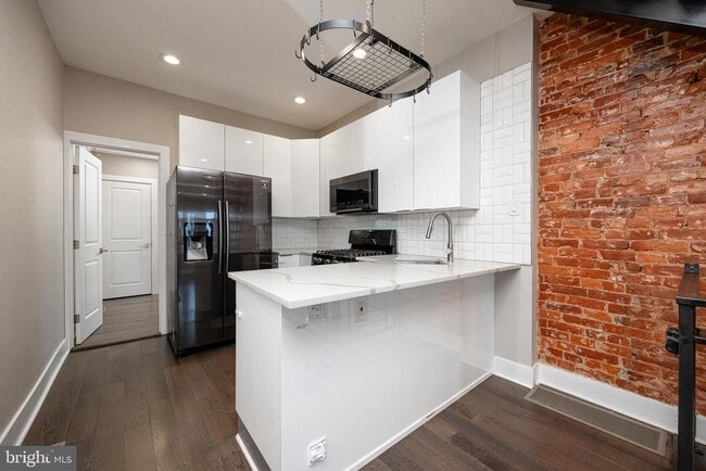 Building Photo - 1443 N Hollywood St