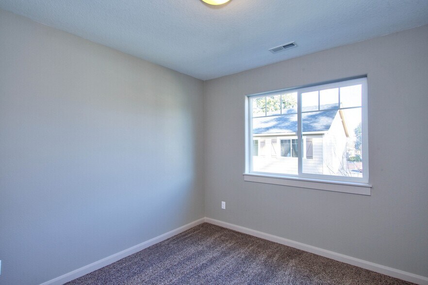 Building Photo - 9424 N Macrum Ave