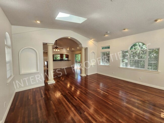 Building Photo - Large 3 Bed+ Bonus Room SW Pdx Home, Natur...