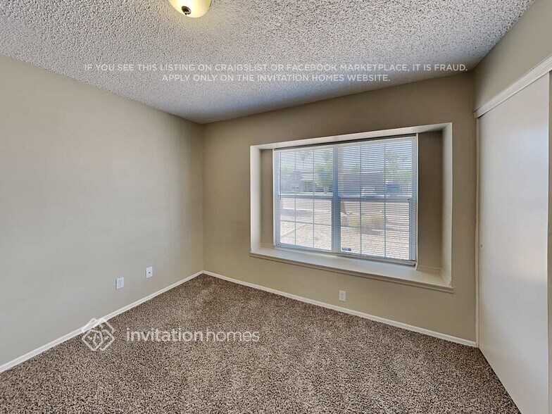 Building Photo - 1102 E Utopia Rd