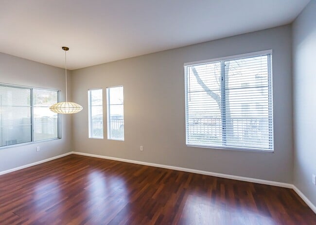 Building Photo - Downstairs condo located in Summerlin