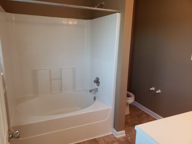 Building Photo - Nice 3 BD/ 2 BA Home