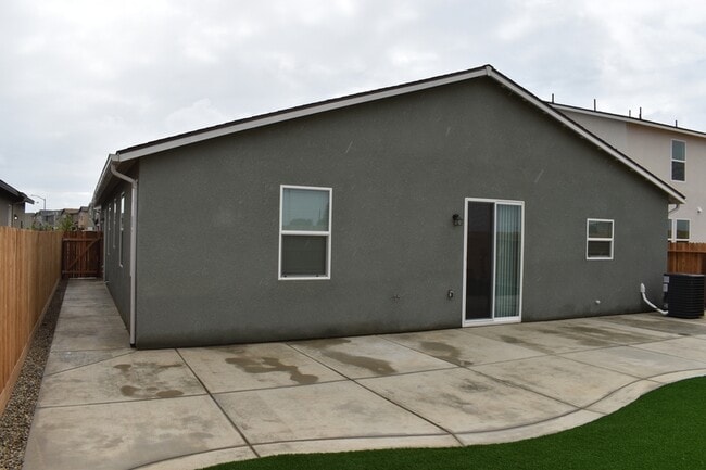 Building Photo - 744 Stephanie Dr