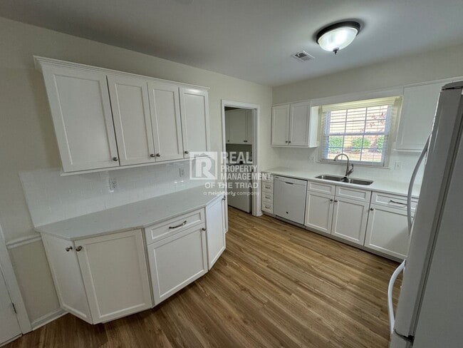 Building Photo - One Level End Unit Townhome in Hamilton Vi...