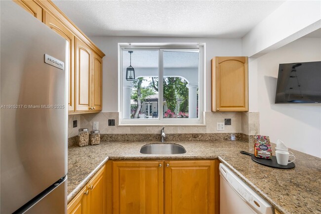 Building Photo - 8941 SW 65th Ct