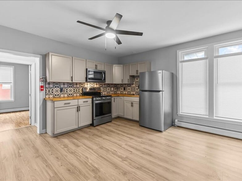 Building Photo - 158 Main St