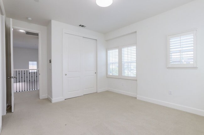 Building Photo - 4 Bed / 3 Bath San Bruno home in highly de...