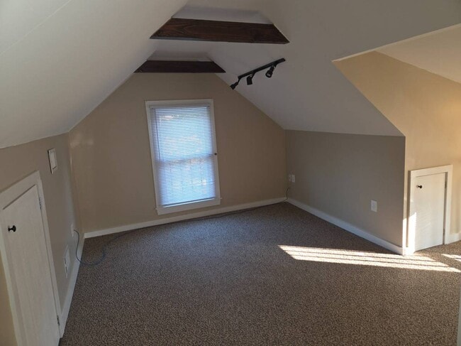 Building Photo - 2-22 Pearl St