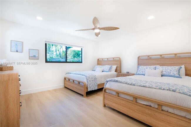 Building Photo - 309 S Riverside Dr