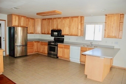 Building Photo - 3 Bedroom Home, garage, fenced yard.