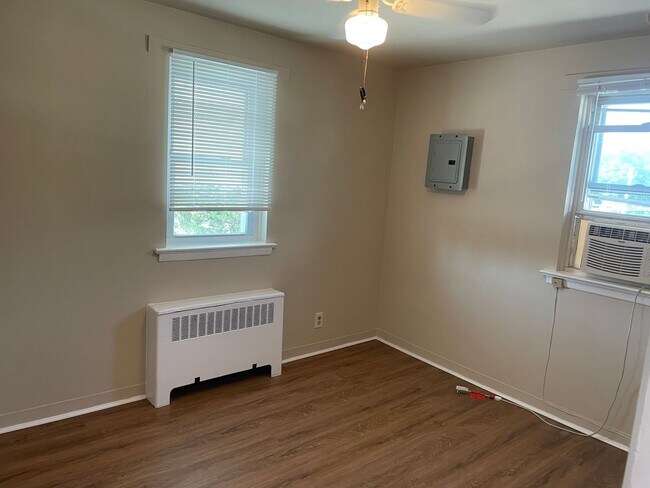 Building Photo - Aston 2 bed 1 bath apartment