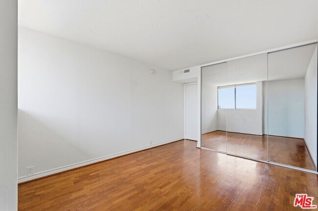 Building Photo - 10535 Wilshire Blvd