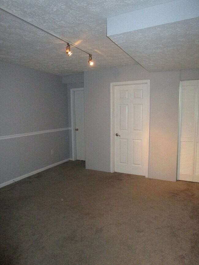 Building Photo - Large 4 Bedroom Townhouse in Gaithersburg!...