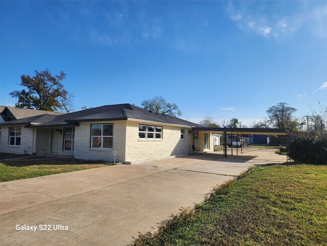 Building Photo - 702 McDaniel St